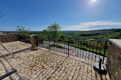 Kamnita hiša, oklia Buje