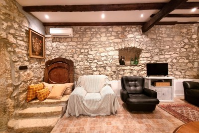 Poreč, vrstna kamnita hiša