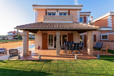 Haus zum Verkauf Kaštelir – Doppelhaushälfte mit Pool und 4 Schlafzimmern