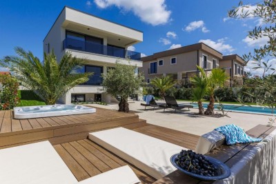Moderna luksuzna vila s grijanim bazenom i wellnessom u blizini Poreča