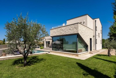 Vila Poreč s bazenom i pogledom na more- prodaja