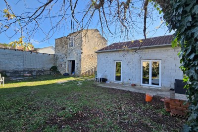 Prodaja – Dvije kamene kuće s dvorištem i pogledom na more, okolica Poreča, Istra