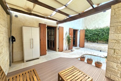 Renovirana kamena kuća s dvorištem, blizina Poreča i mora, prodaja