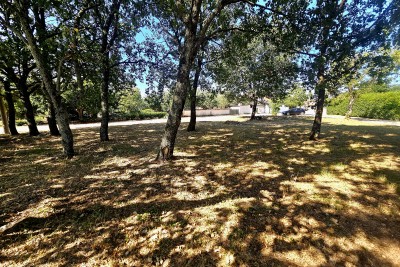 Prodaje se građevinsko zemljište 809 m² blizu Poreča s dozvolom za vilu