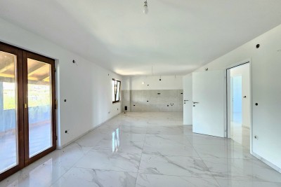 Poreč, adaptiran stan 82 m² s velikom okućnicom blizu mora